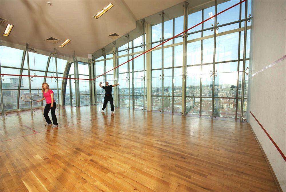 埃泽高级休闲酒店 布尤切克梅奇 外观 照片 Squash courts at the National Indoor Arena