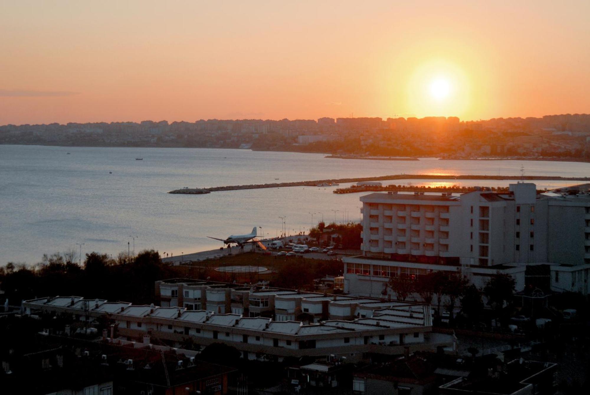 埃泽高级休闲酒店 布尤切克梅奇 外观 照片 Sunset over the Gulf of Chania