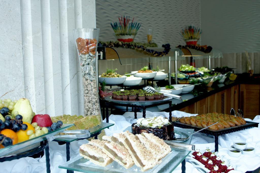 埃泽高级休闲酒店 布尤切克梅奇 外观 照片 A buffet