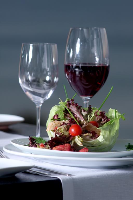 埃泽高级休闲酒店 布尤切克梅奇 外观 照片 A salad and wine