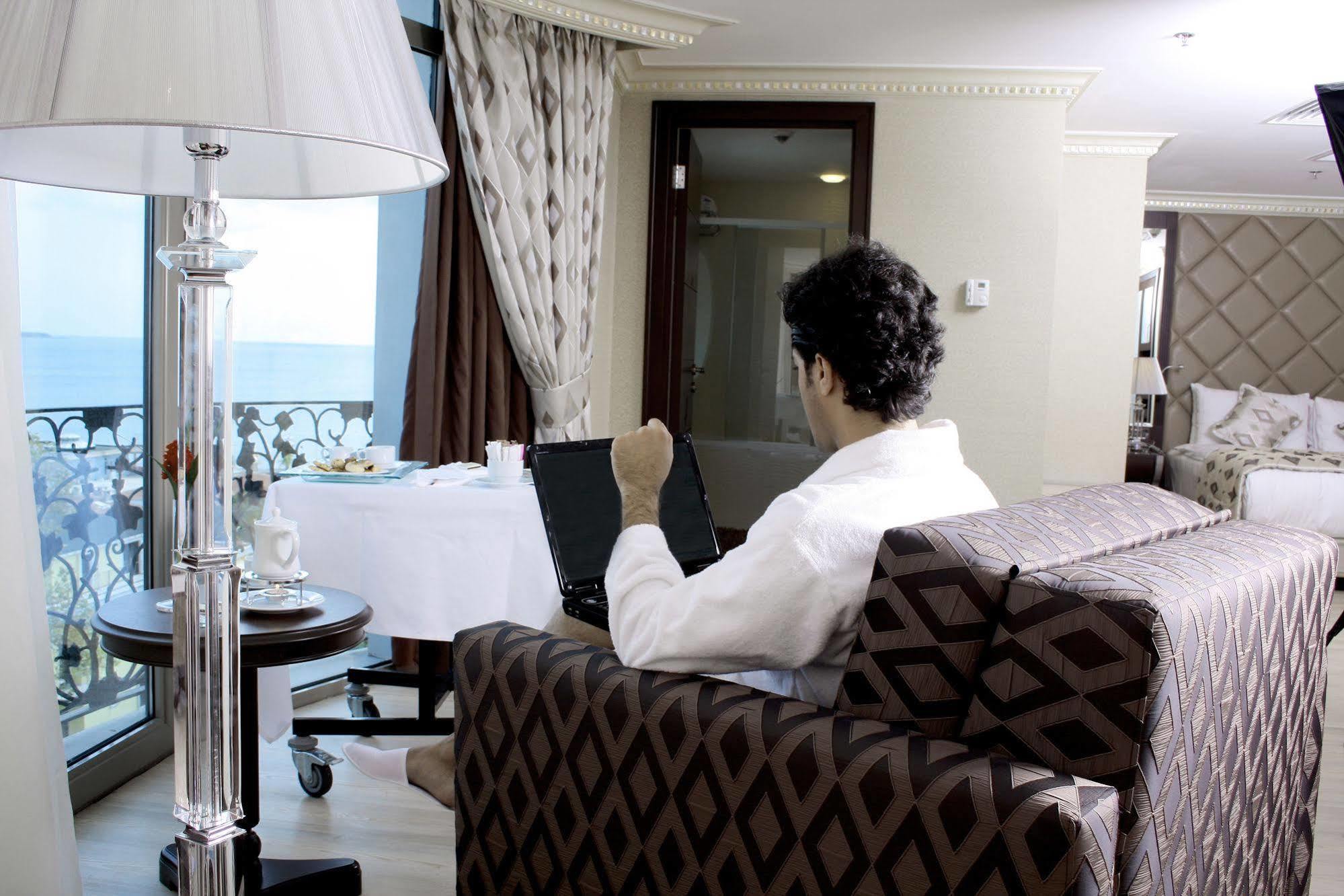埃泽高级休闲酒店 布尤切克梅奇 外观 照片 A guest using the hotel's Wi-Fi service